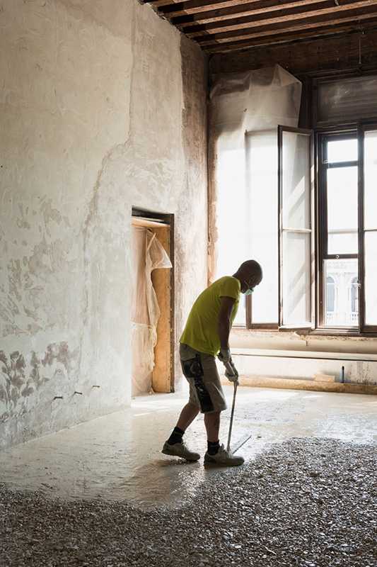 Posa del terrazzo alla veneziana. Crediti fotografici Martino Lombezzi - Contrasto